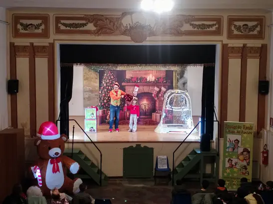 Animazione per bambini durante evento pubblico con palco all’aperto
