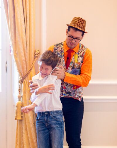 Bambini e genitori che ridono durante uno spettacolo di magia