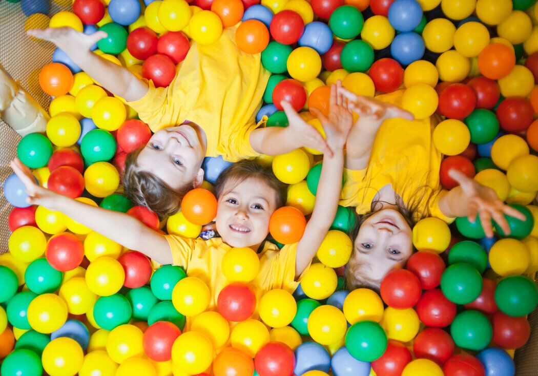 Bambini che fanno bolle di sapone giganti