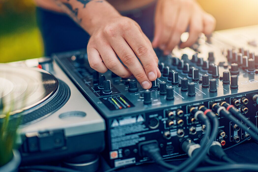 Impianto audio con casse e mixer per eventi