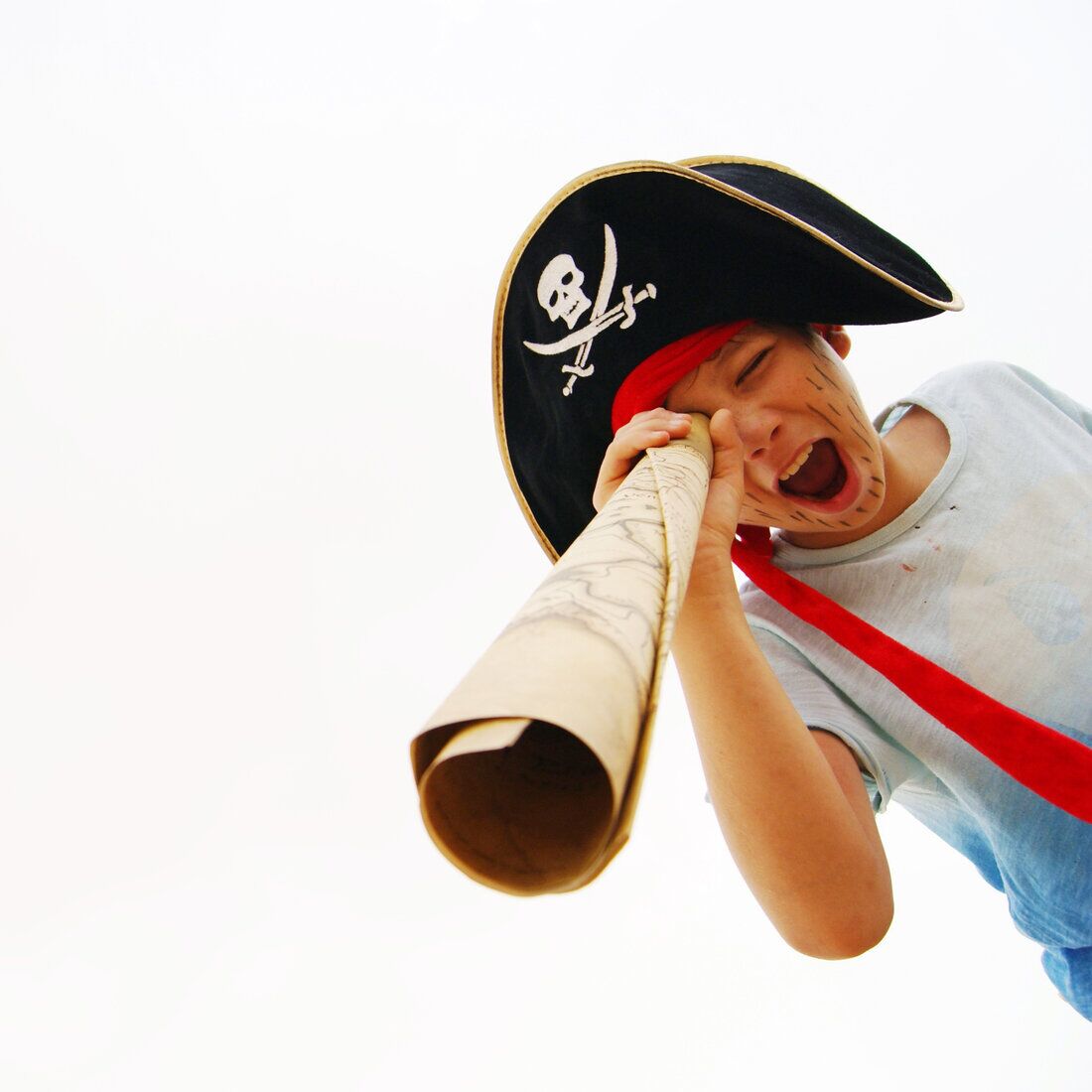 Grande gruppo di bambini che festeggia all’aperto