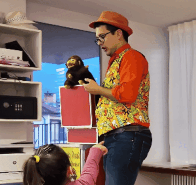 Animatore che coinvolge bambini durante un gioco