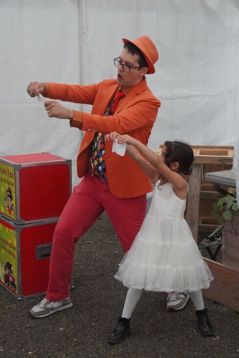 Bambini che giocano in un angolo bimbi durante un matrimonio