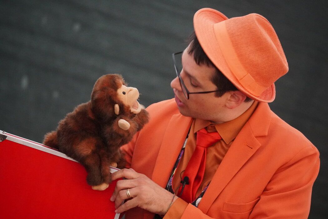 Mago che intrattiene bambini con un trucco