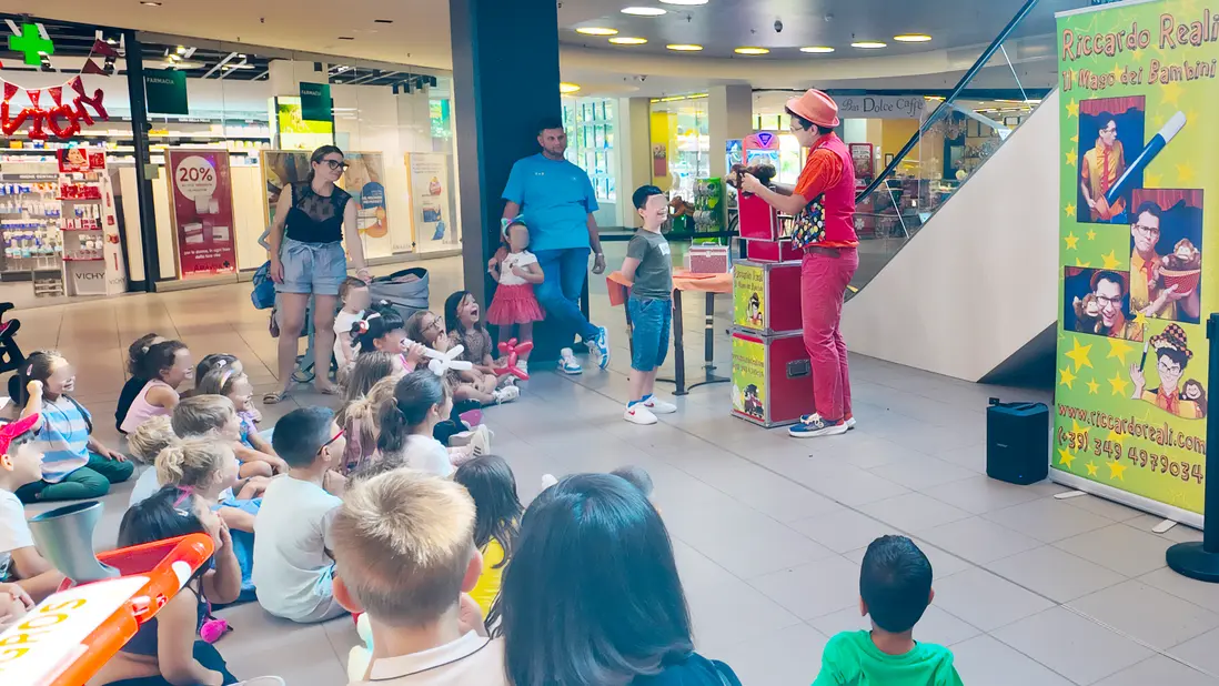 Evento pubblico con bambini davanti a un piccolo palco