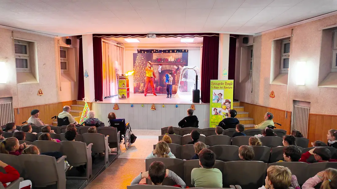 Bambini che partecipano a giochi in una piazza