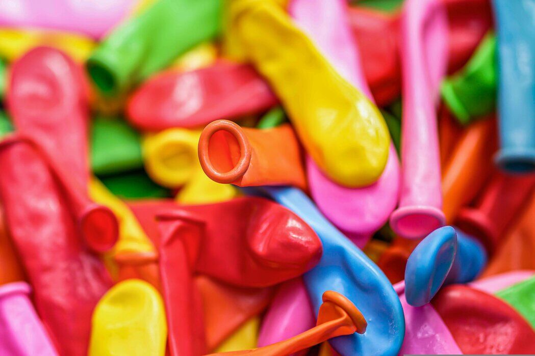 Animatore che fa un trucco di magia ai bambini