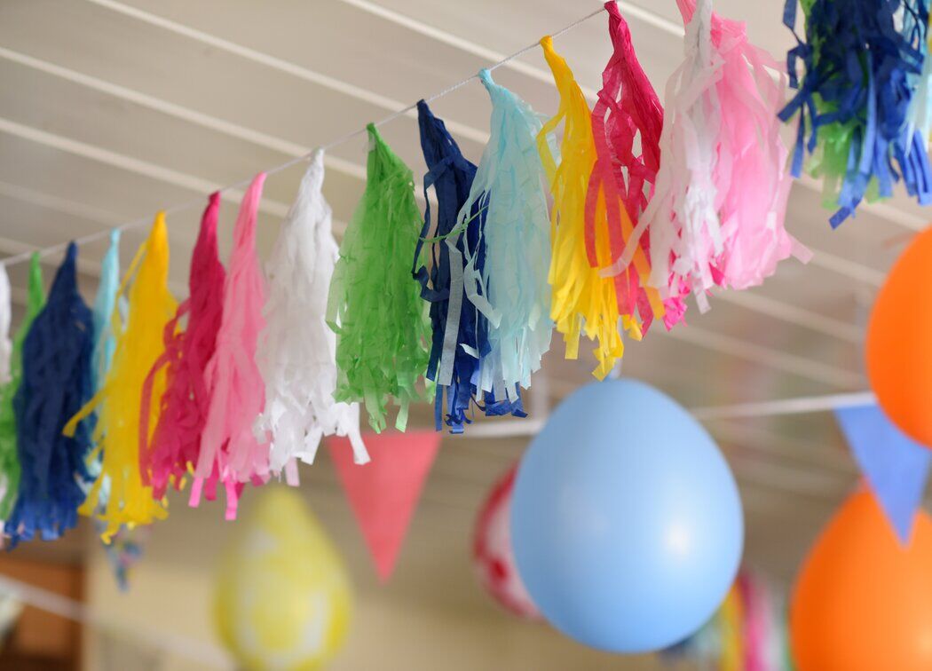 Animatore che pianifica con genitore e bambino